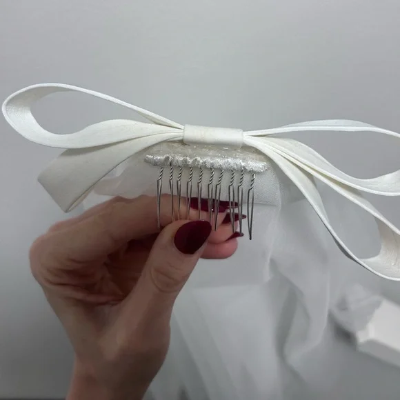 Show Me Your MuMu White Ari Bow Veil - Picture 11 of 13